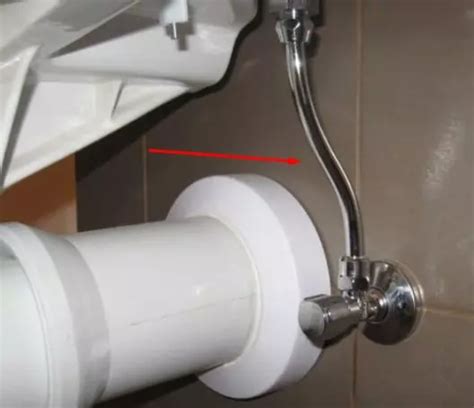 Как безопасно отключить подачу воды к унитазу: пошаговая инструкция