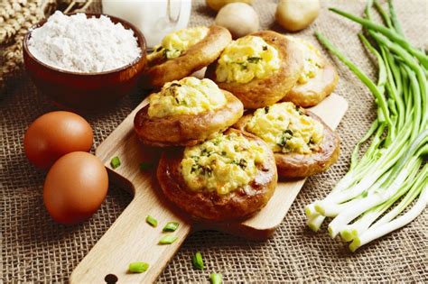 Подача шанежек с ароматным сыром, нежным яйцом и соусом из майонеза