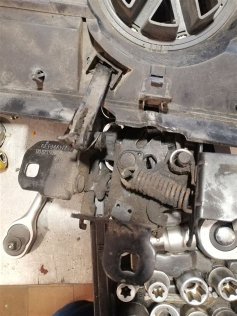 Работа замка капота Volkswagen Golf 4: основной принцип