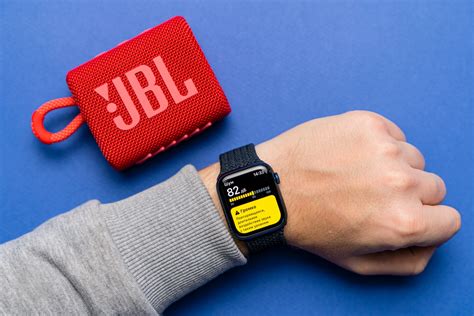 Использование индикатора заряда колонки JBL GO 3